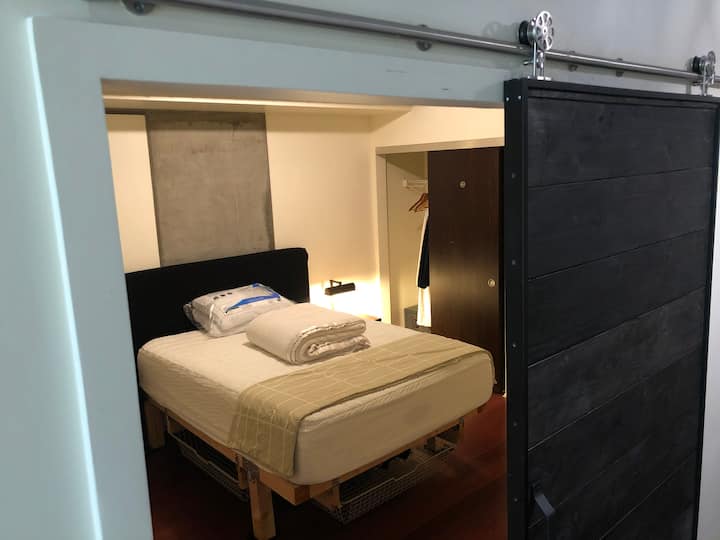 Самостоятелна стая с удобно и чисто специално проектирано двойно легло (Queen). 