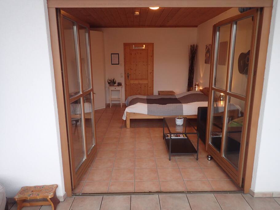Der Blick vom Balkon ins Gästezimmer