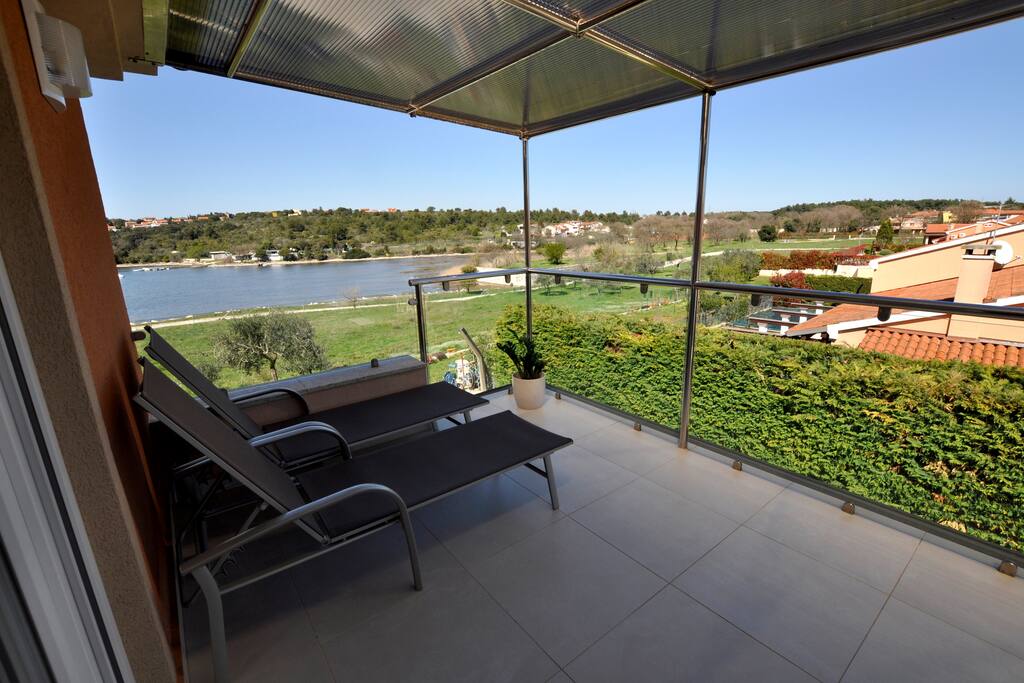 Große Terrasse mit Meerblick