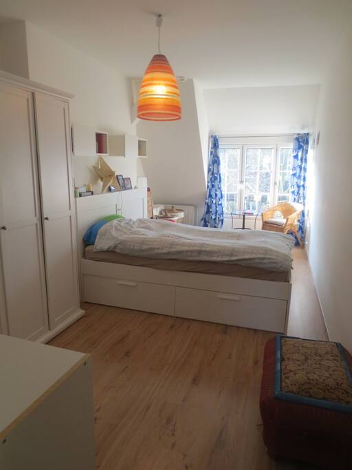 Schlafzimmer mit Doppelbett, ist durch das Kinderzimmer zu betreten
