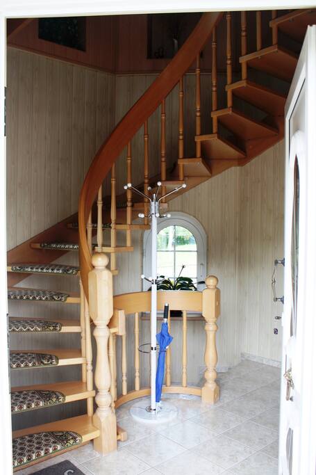 Eingang im Erdgeschoss mit Treppe und Garderobe
