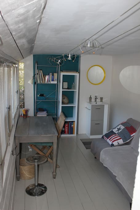 Espace bureau et coin toilette