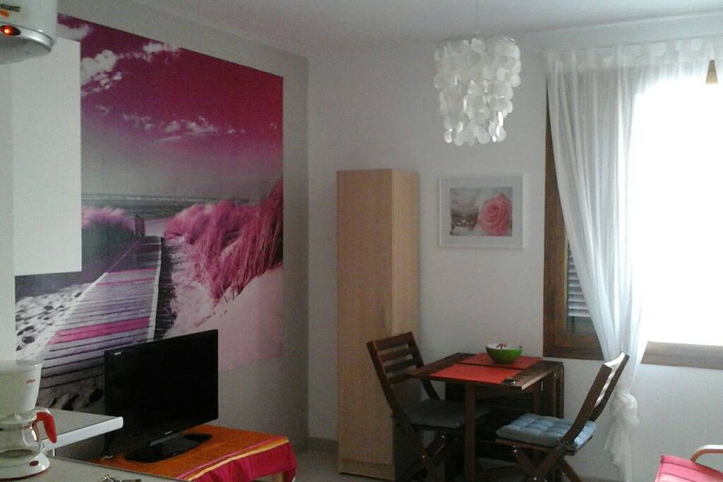 Vista de salón con decoración nuevo mural!!