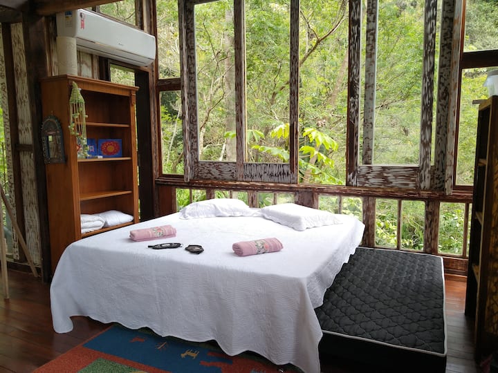 单人床可供选择（存放在双人床下方）。