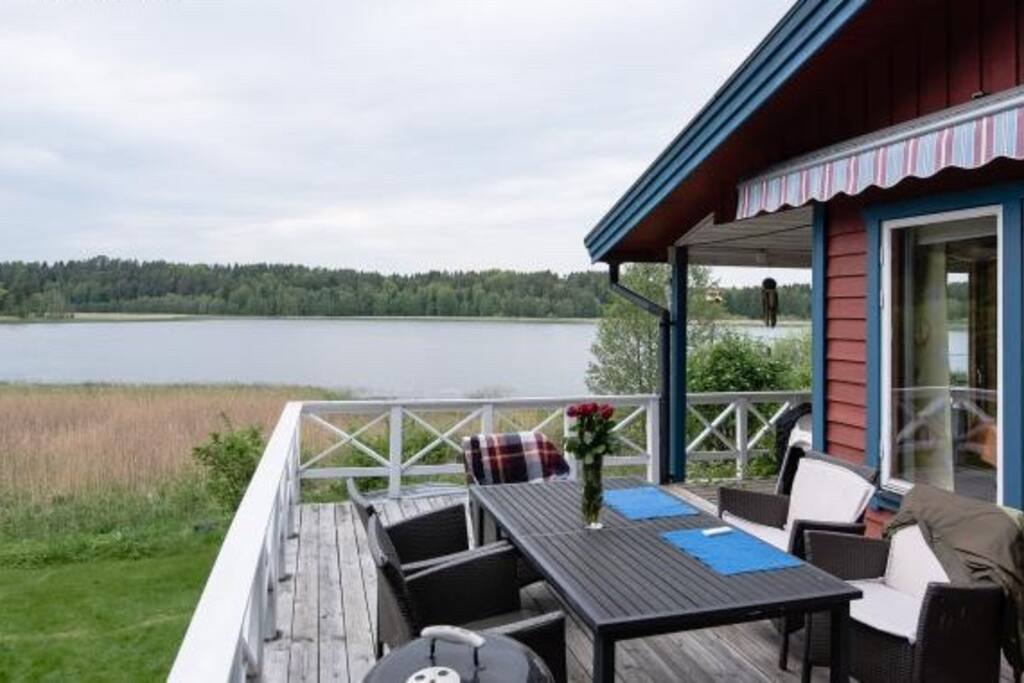 Uteplats med grillmöjlighet samt en fantastisk sjöutsikt.