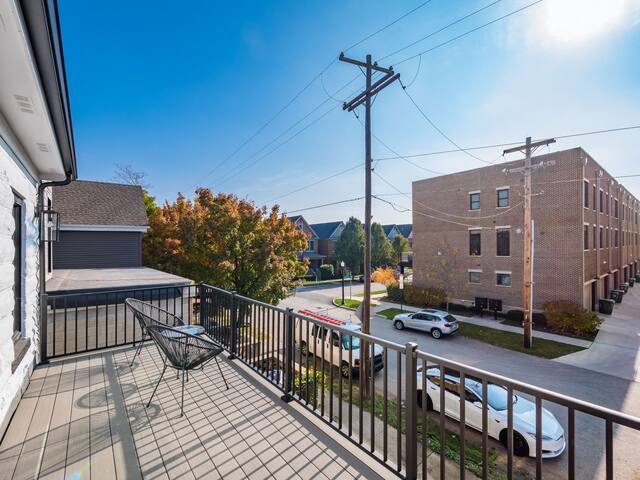 New Luxe Reno W/Hot Tub & Roof Top Terrace! gallery image 3