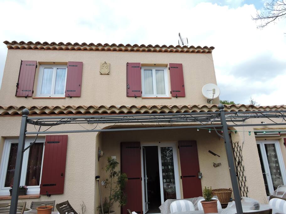 FACADE SUD AVEC VUE SUR SALON ET CHAMBRE BLEUE
