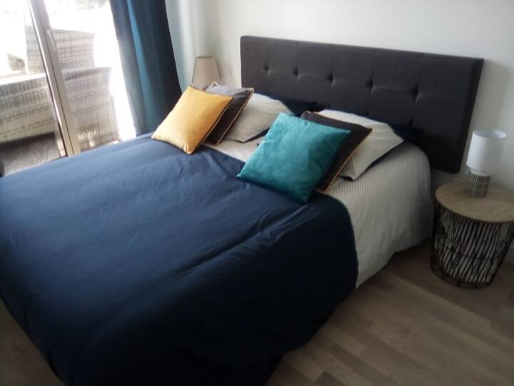 ห้องพักมีเตียงคู่เปิดออกสู่ระเบียงและหันหน้าไปทางทะเล
ไม่มีผ้าปูที่นอน