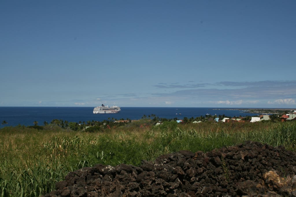 You can see the cruise ships from the lanai