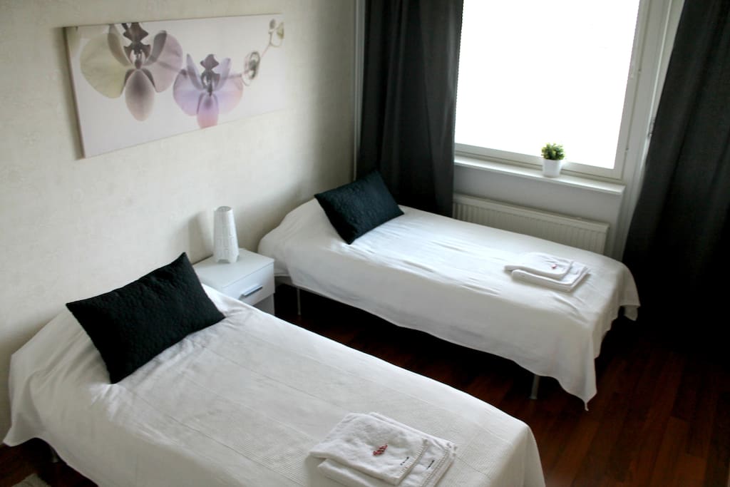Asunnossa sängyt neljälle aikuiselle. Neljäs sänky on extra hintaan. Liinavaatteet sisältyvät hintaan. Comfortable beds for four adults. The fourth bed is for extra charge. Bed linen included.