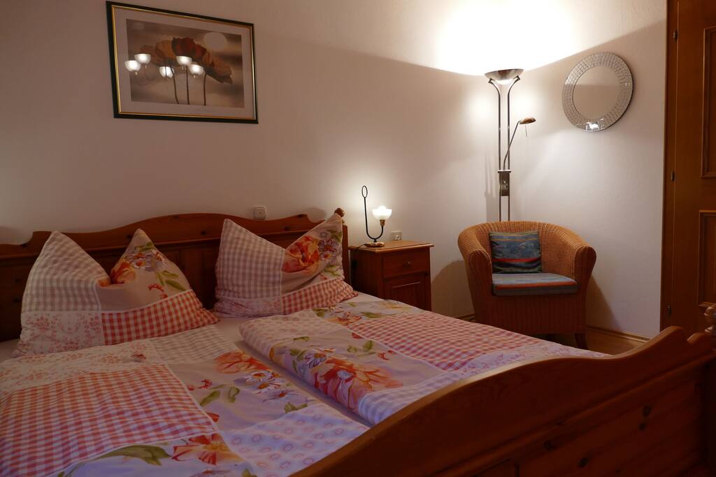 gemütliches Schlafzimmer mit Doppelbett