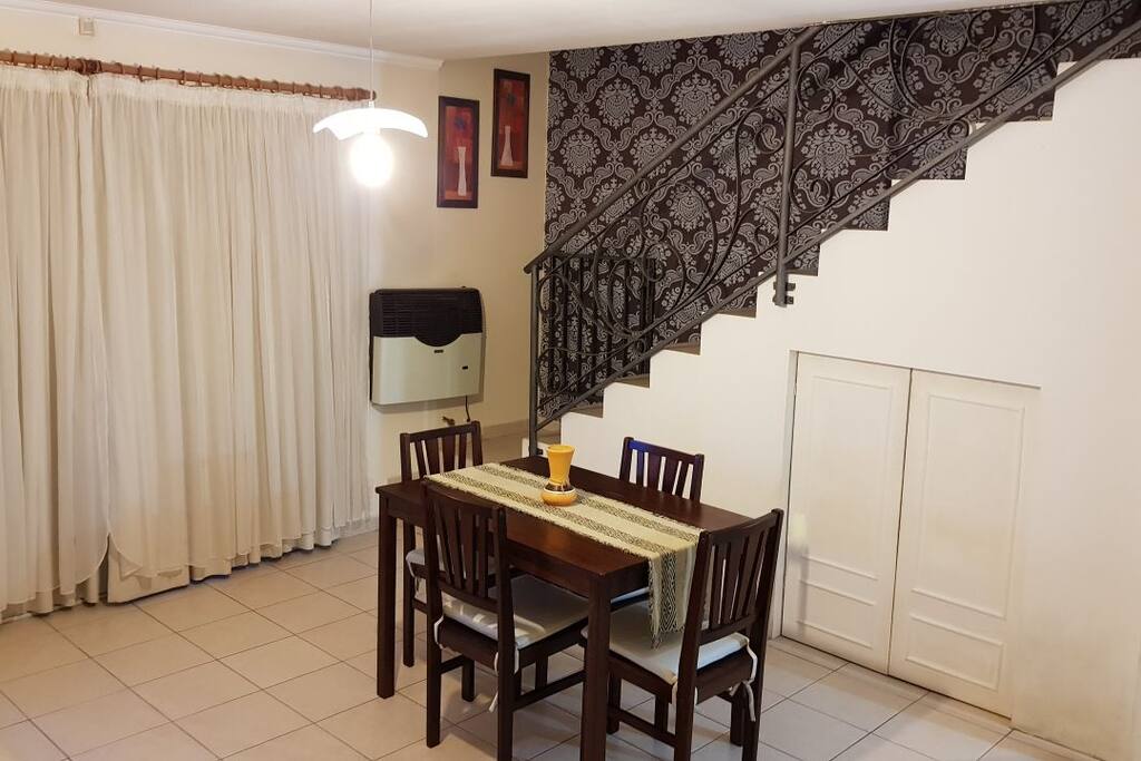 Comedor con escalera hacia planta alta