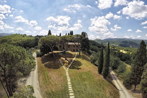 Tuscany | Podere Capitignano with panoramic pool