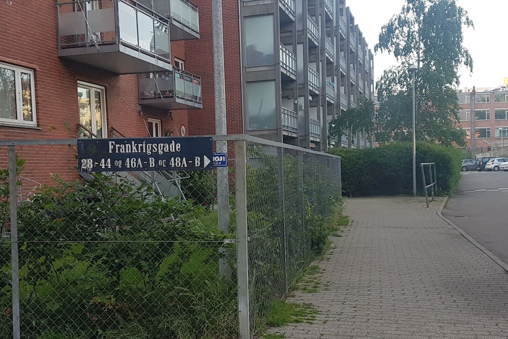 here you See the number of the apartment. you just go in at the end of the garden.
