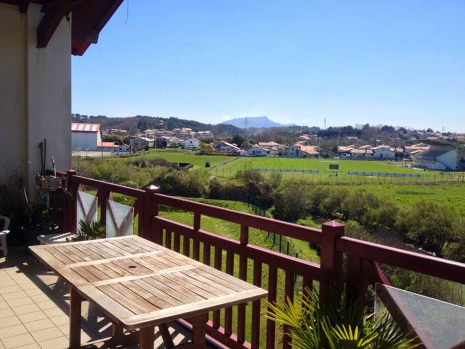 Vue de la terrasse, vue mer et montagne