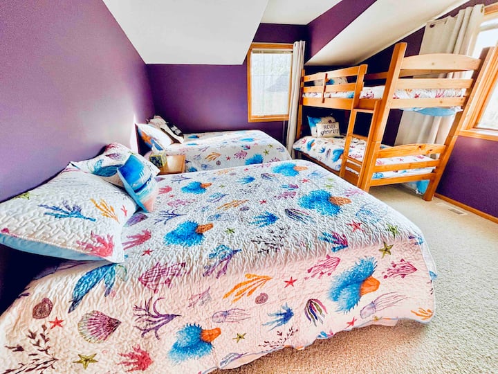 Bunk bedroom 3
2 fulls and set of twin bunks 