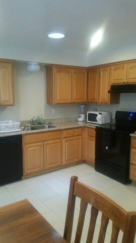 5 BEDROOM 3 FULL BATH ONE FLOOR MODERN COMFORT gallery image 3