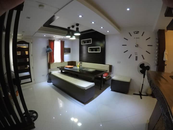 AJ's Holiday Home-with 3 beds/3 toilet+bath