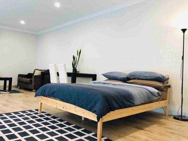 *Private studio 5min from beach/close 2 transport*