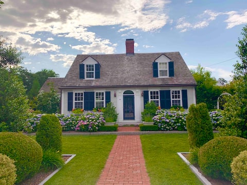 Luxurious Antique Waterfront Cape