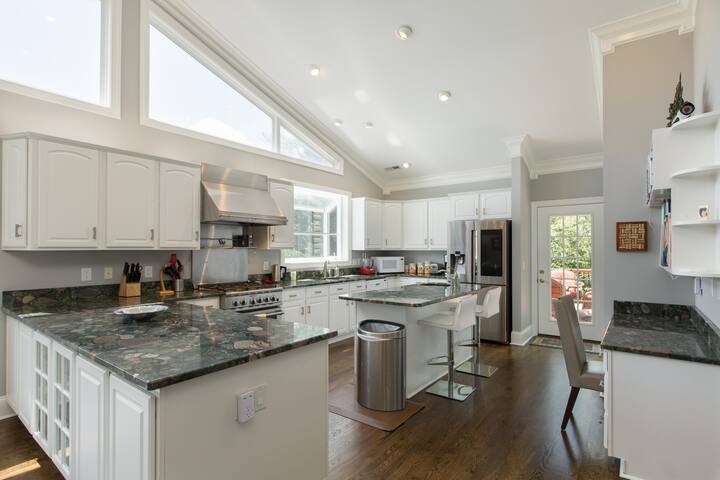 Luxury home w/ chef’s kitchen, screened porch gallery image 3