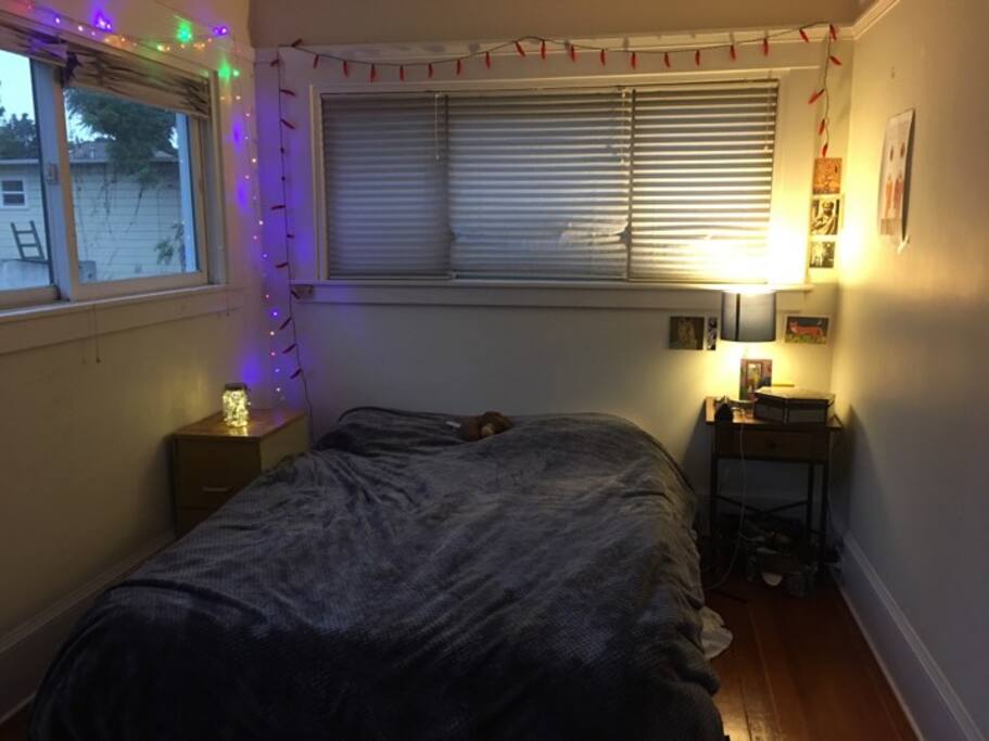 Bedroom, queen sized bed