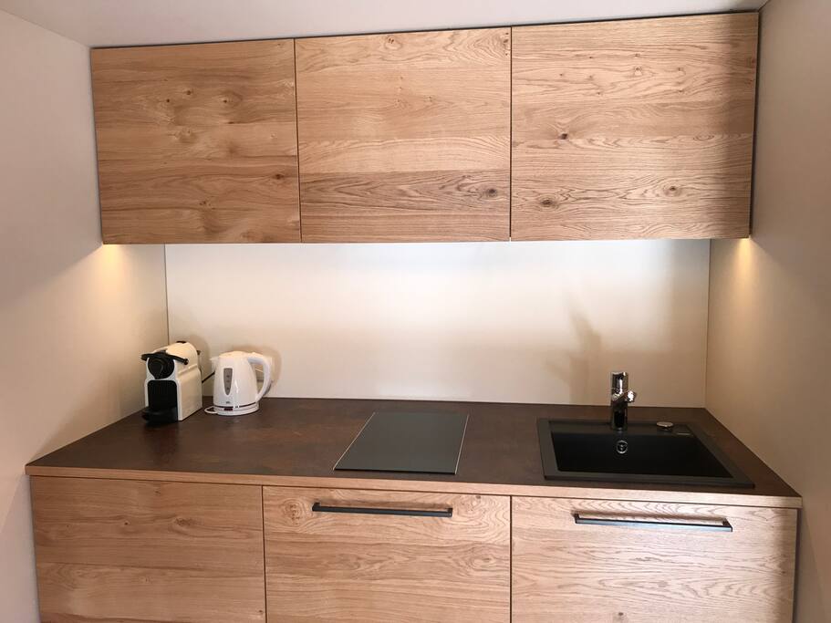 Komplette Ausstattung: Induktionsherd, Spülmaschine, Mikrowellenherd, Kühlschrank, Wasserkocher, Nespressomaschine