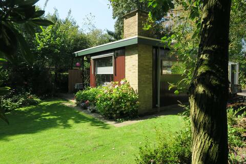 Spacious detached vacation home with outdoor aviary