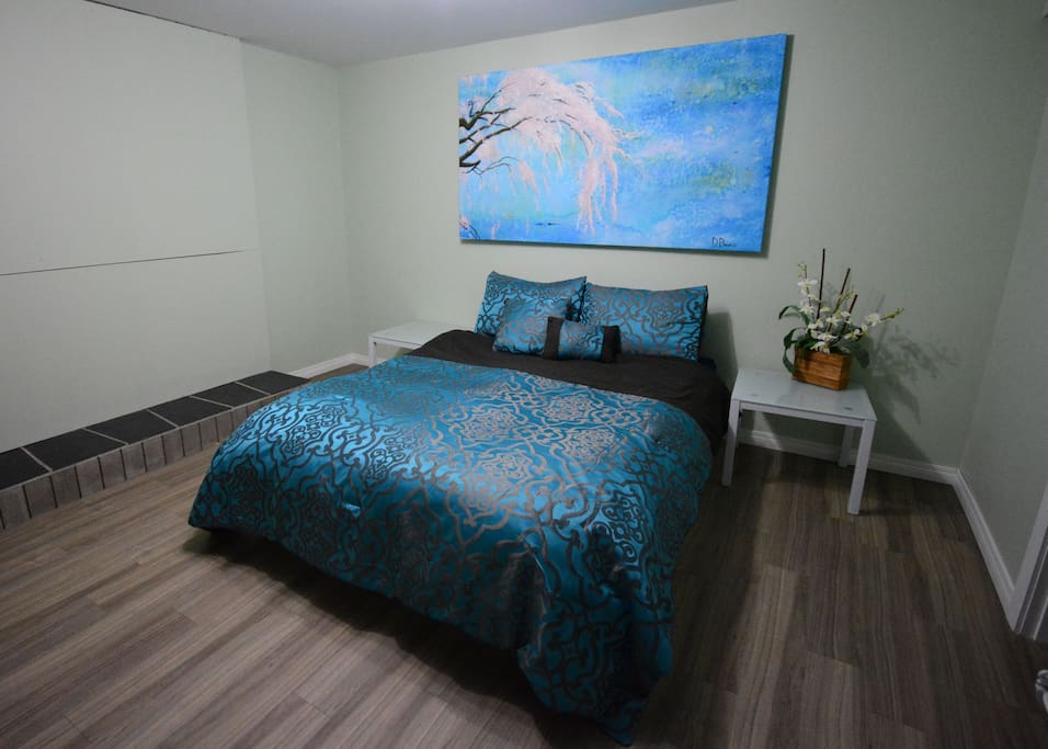Queen bedroom - blue comforter