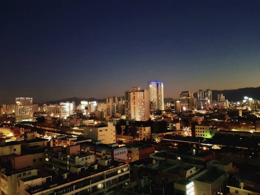숙소에서 바라본 야경^^ 소파에 앉아선 83타워까지 볼수있답니다~따뜻한 차한잔에 따뜻한 느낌의 야경!은 THE'쉼의 자랑중 하나죠^^(Great night view)