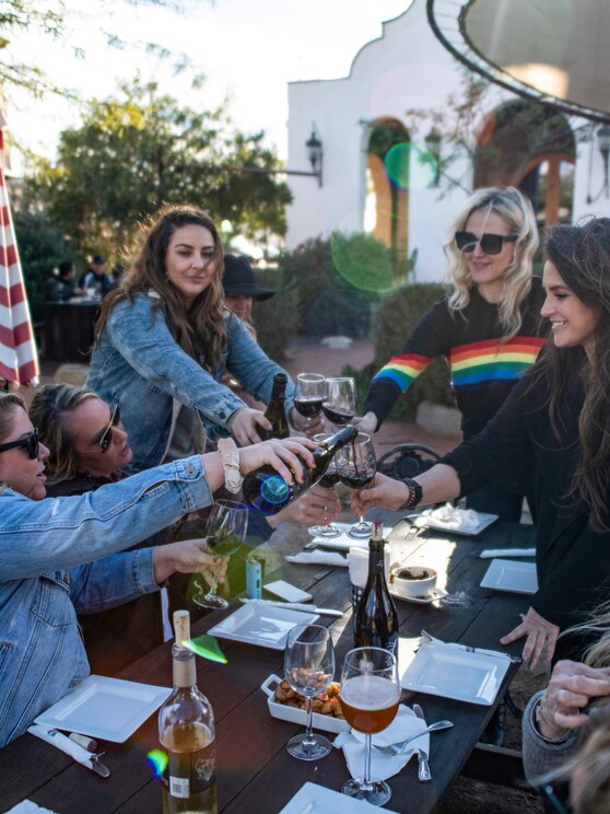 Show full-screen, host-provided image