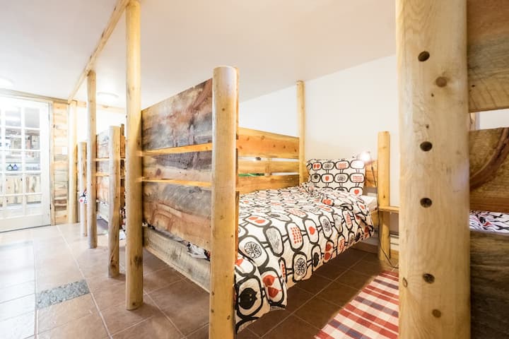 Ghorofa ya chini ya mabweni- vitanda 6 vilivyotengenezwa mahususi