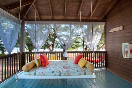 Ruby's Hibiscus - Grand Cayman beach cottage