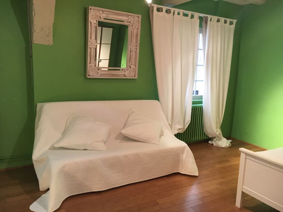 Grande chambre avec un grand lit , pouvant accueillir sur canapé 2 personnes.