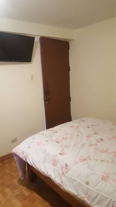 Habitación con TV y con señal abierta.