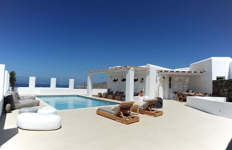 Summer villa with an artistic touch near Panormos