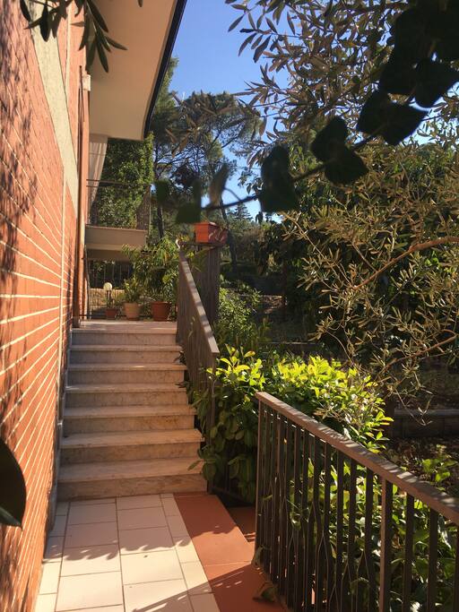 Private entrance (Located to the right of the villa.)