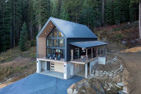 Luxe Cabin w/ Sauna, HotTub, Heated Driveway, View