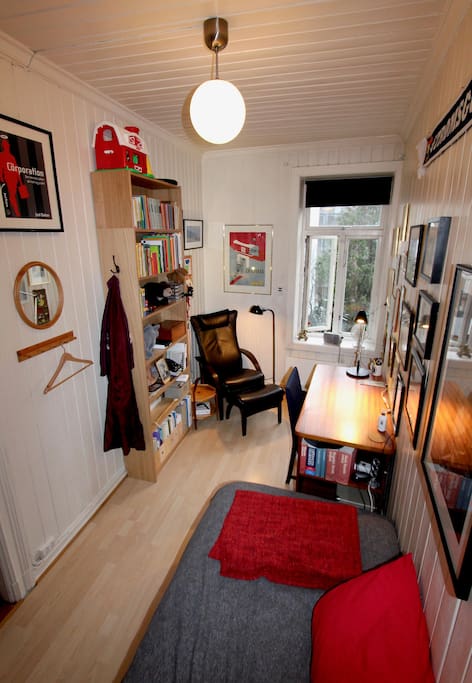 The guest room faces the backyard so you won't be disturbed by any road traffic noise.