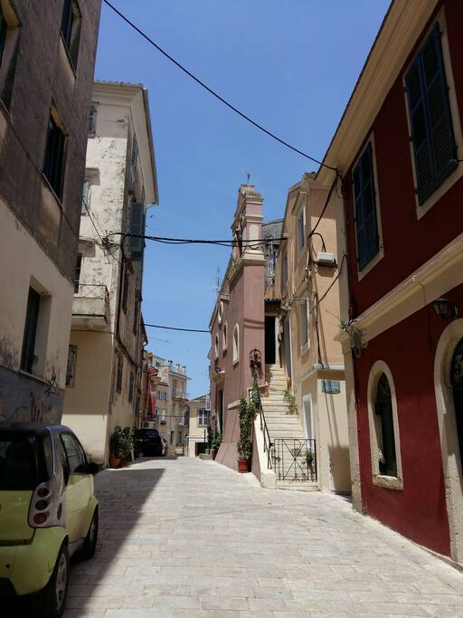 Ioniou Voulis street (right: Serbian museum)