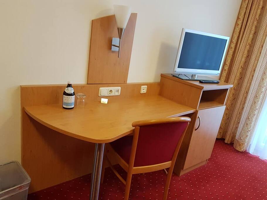 Nichtraucherzimmer mit Schreibtisch, kostenloses Internet, W Lan
