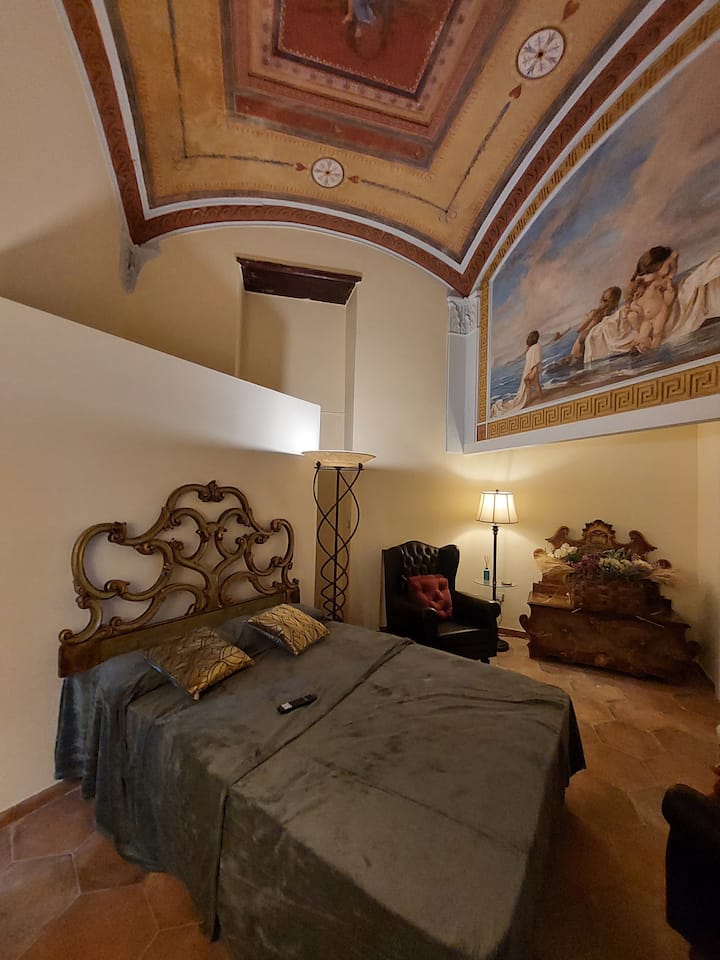 Suita e harkuar e tavanit që përshkruan një pod hyjnie të pushtuar me emrin Dionysus.