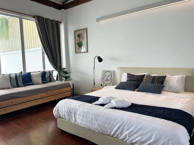 Cozy Villa by Canal near BTS Onnut Bangkok gallery image 4