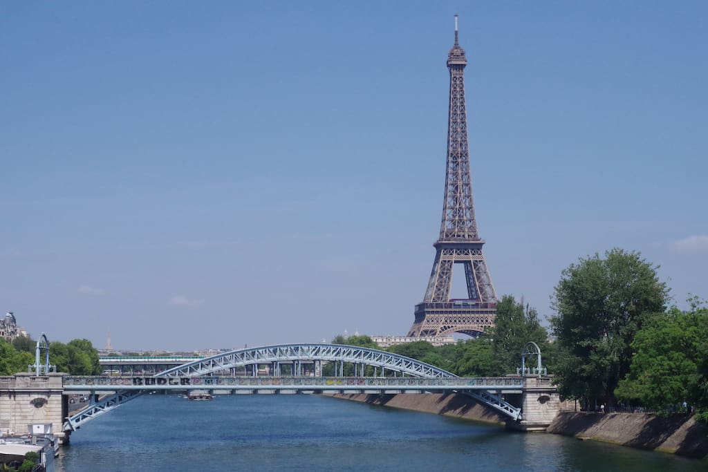 Le studio est à 15min en bus de la Tour Eiffel