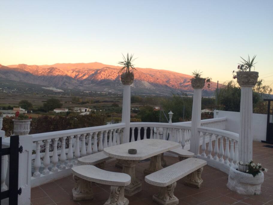 Un gran atardecer a los pies de sierra nevada