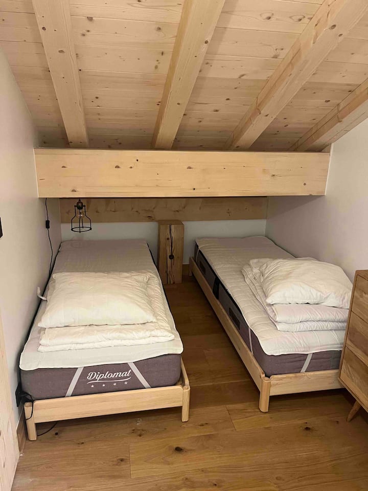 Стая за деца
3 единични легла по 200*80 с олекотена завивка и 60*60 възглавница