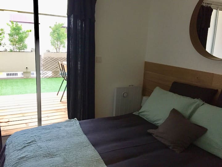 Dormitorio con almacenamiento. Cama de 140 x 200.