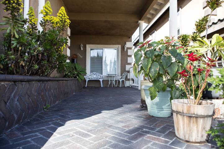 Huge 4BR/5BA Retreat Near LAX, Sofi & Crypto gallery image 3