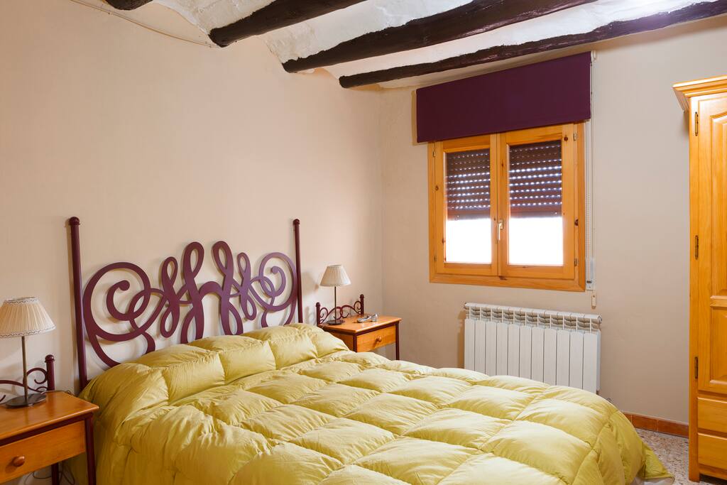 dormitorio,muy iluminado y confortable