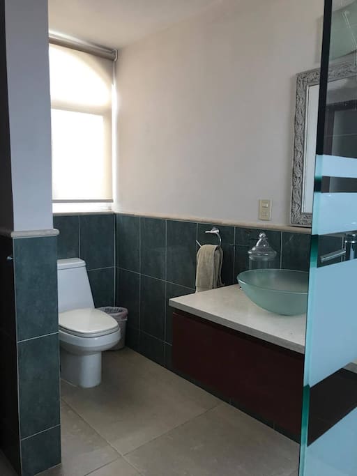 Baño compartido con los ocupantes de una habitación solo.
Bathroom shared with occupants of just one other room.